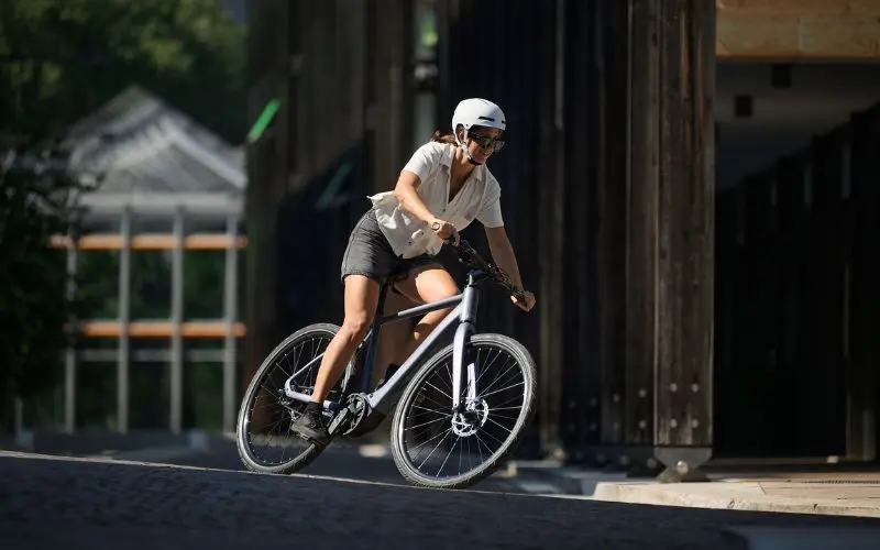 femme en ville sur un velo